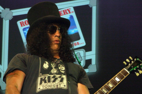 Deathstalker”: Slash é destaque em videoclipe da faixa-título da nova adaptação do clássico cult dos anos 80